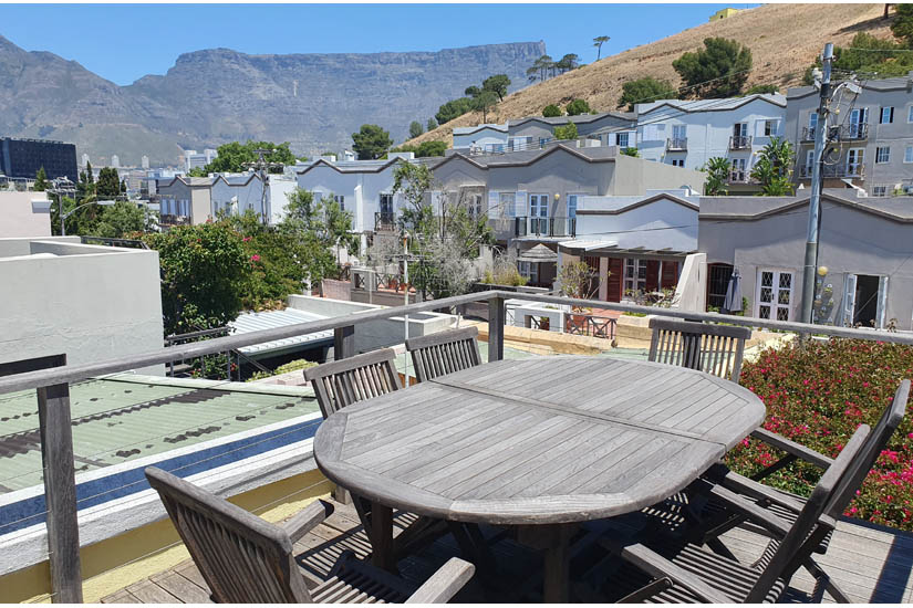 4 Bayview Terrace - deck with Table Mt. views